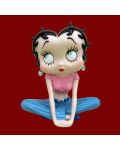 Betty Boop assise les jambes croisées
